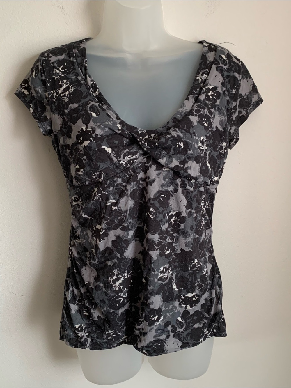 Halogen Black & Gray Floral Scoop Neck Short Sleeve Tee